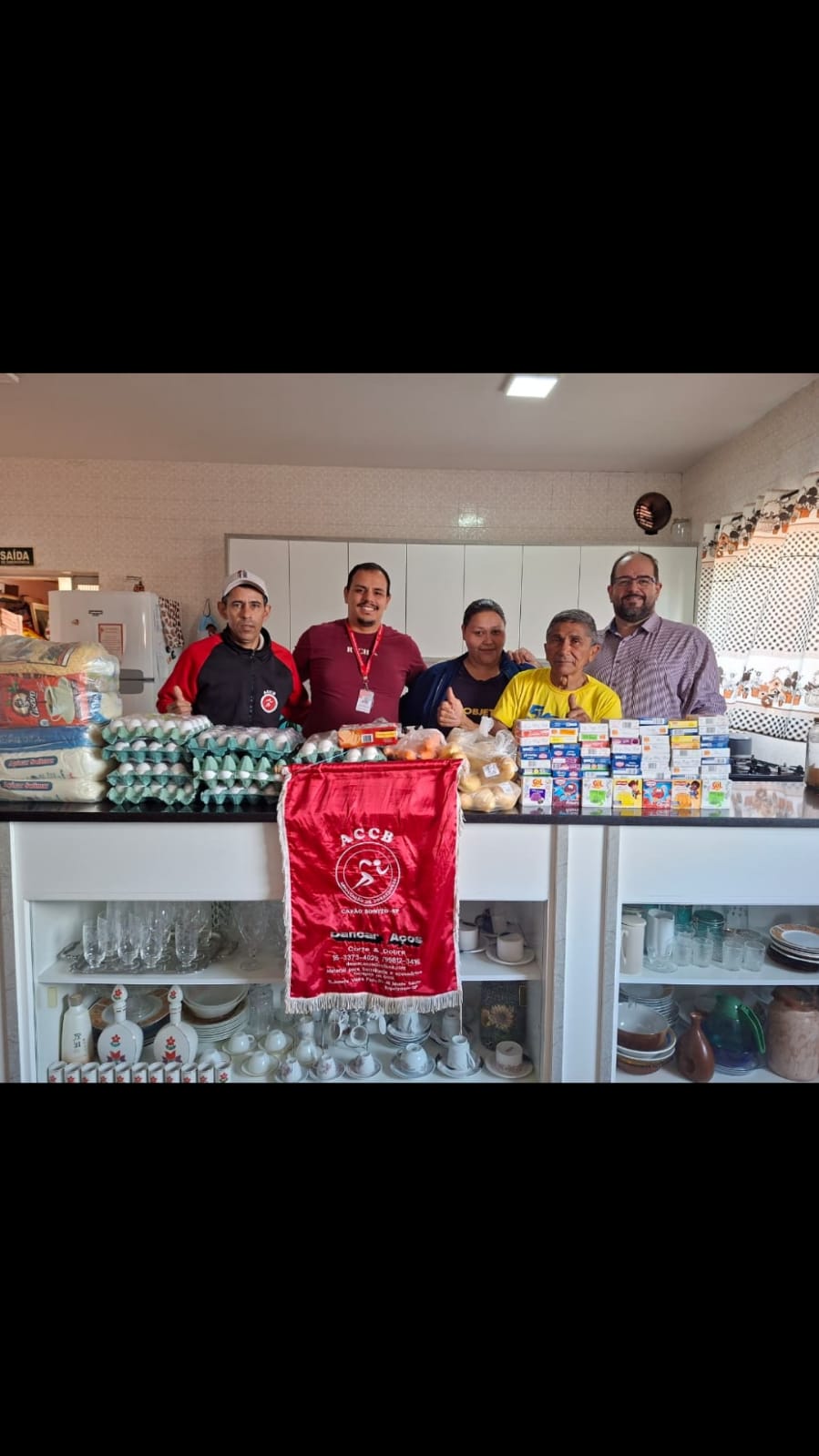 Membros da ACCB e representantes do Grupo Voluntário de Combate ao Câncer com os alimentos doados