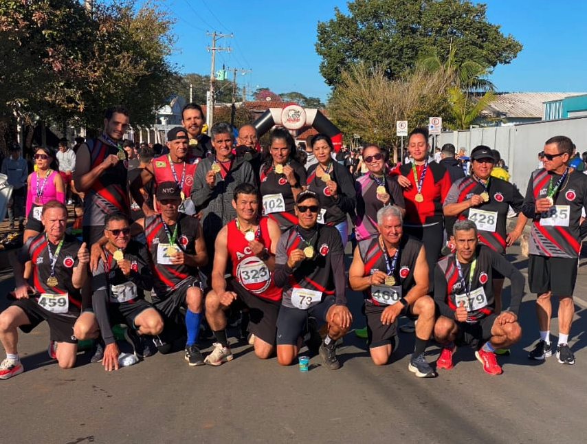 Atletas da ACCB com medalhas após prova em Capão Bonito em 2026