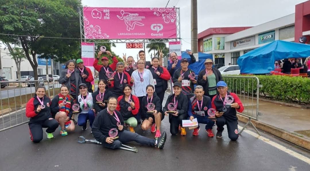 Atletas da ACCB com troféus e medalhas no pórtico de chegada em Boituva