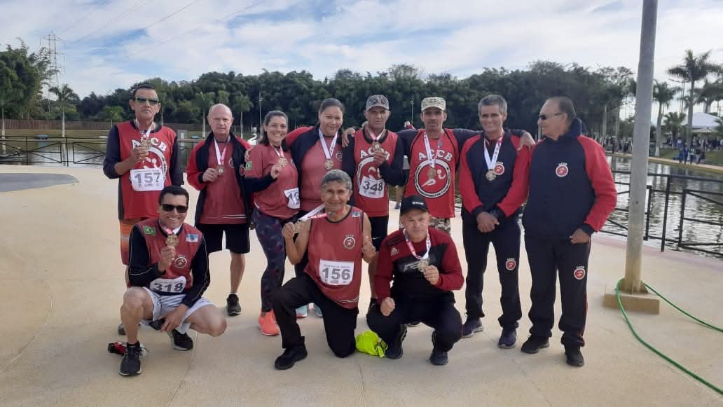 Equipe ACCB com uniforme vermelho e medalhas em Ribeirão Grande