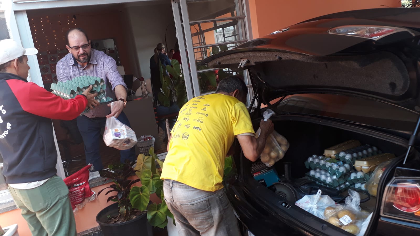 Registro do evento: ACCB arrecada e entrega alimentos ao Grupo Voluntário de Combate ao Câncer